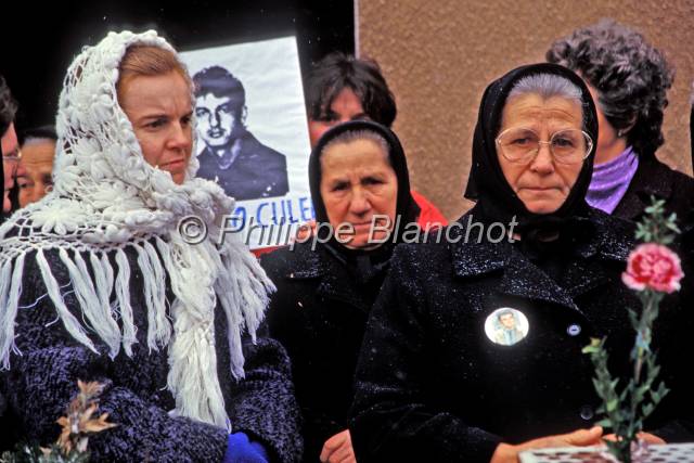 croatie reportage 05.JPG - Recueillement des familles devant les bâtiments de la Force de protection des Nations Unies (FORPRONU) à Zagreb après le massacre de VukovarZagreb, Croatie, février 1994
